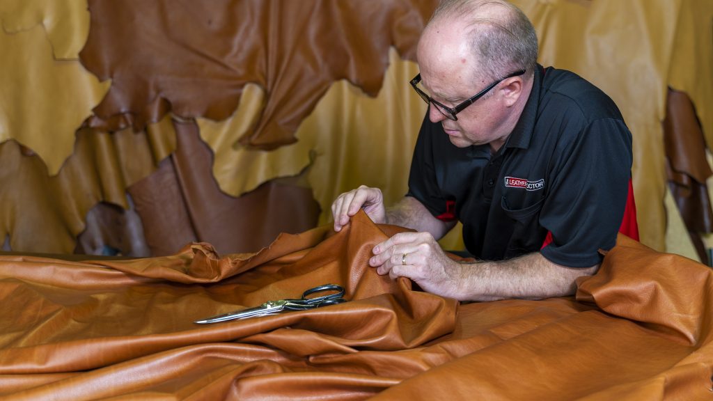 How Do Professional Cleaners Clean Leather Lounges